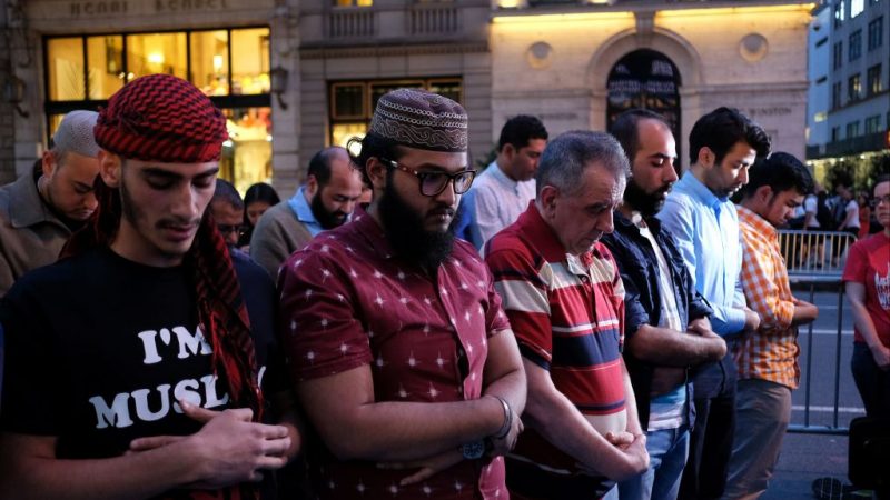 Gebete am Trump Tower: Muslime protestieren gegen den US-Präsidenten