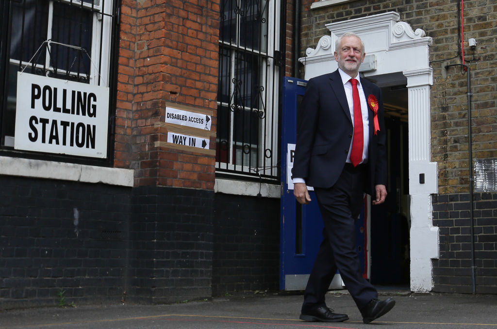 Oppositionsführer Corbyn fordert May zum Rücktritt auf – „Unterstützung und Vertrauen verloren“