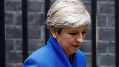 „Sie ist erledigt“: Heftige Kritik an May nach Wahlschlappe in Großbritannien