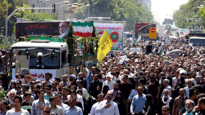 Zehntausende Iraner bei Beisetzung von Anschlagsopfern – Chamenei: Hass auf USA und Saudi-Arabien wird wachsen