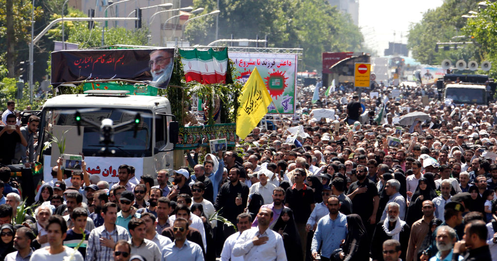 Zehntausende Iraner bei Beisetzung von Anschlagsopfern – Chamenei: Hass auf USA und Saudi-Arabien wird wachsen