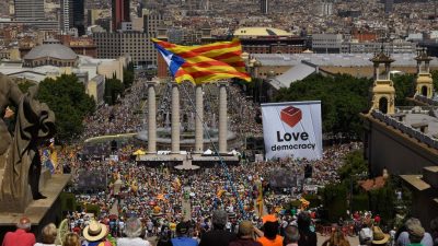 Gegen den „autoritären Staat“: Zehntausende demonstrieren in Barcelona für Unabhängigkeitsreferendum