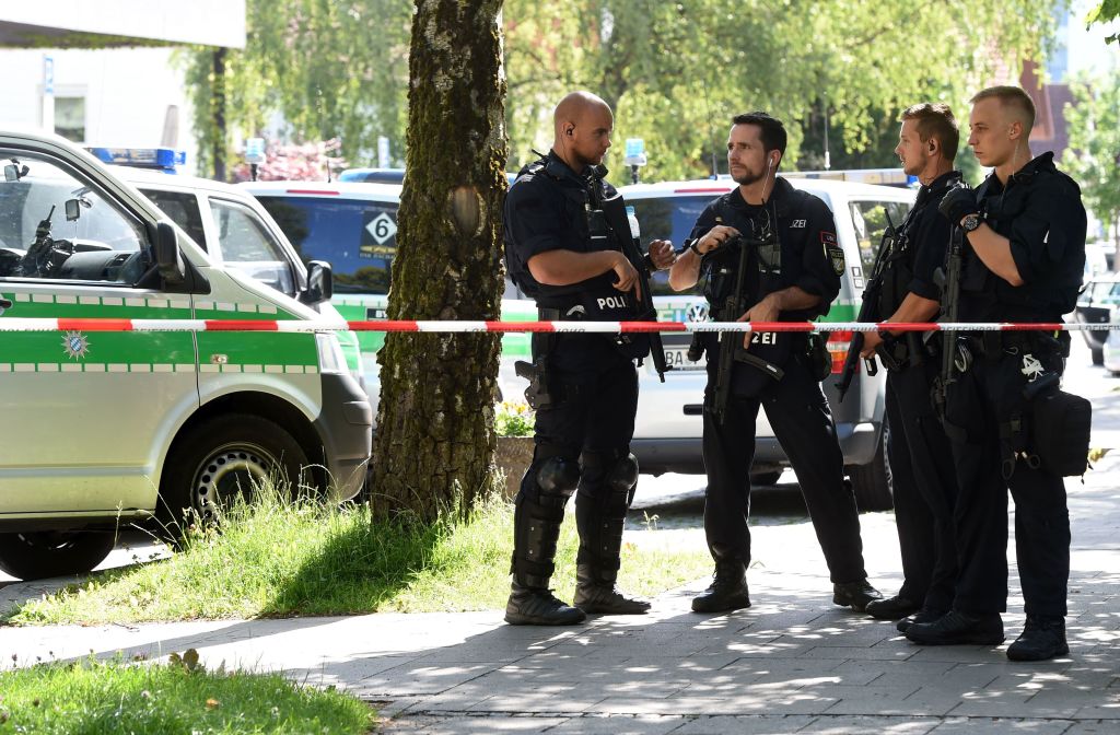 München: Was geschah vor den mysteriösen Schüssen am Bahnhof Unterföhring? – Polizistin (26) immer noch in Lebensgefahr