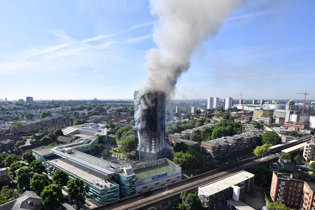 Proteste nach Brandkatastrophe in London: Premierministerin vor wütendem Mob in Sicherheit gebracht – Rathaus gestürmt