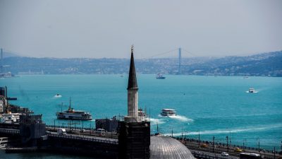 Staunen in Istanbul: Explosion von Plankton färbt Bosporus türkis