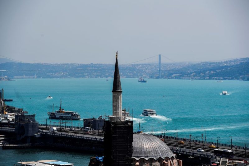 Staunen in Istanbul: Explosion von Plankton färbt Bosporus türkis