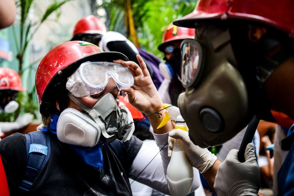 Venezuela geht Tränengas aus – Brasilianische Fluggesellschaft blockiert Nachschublieferung