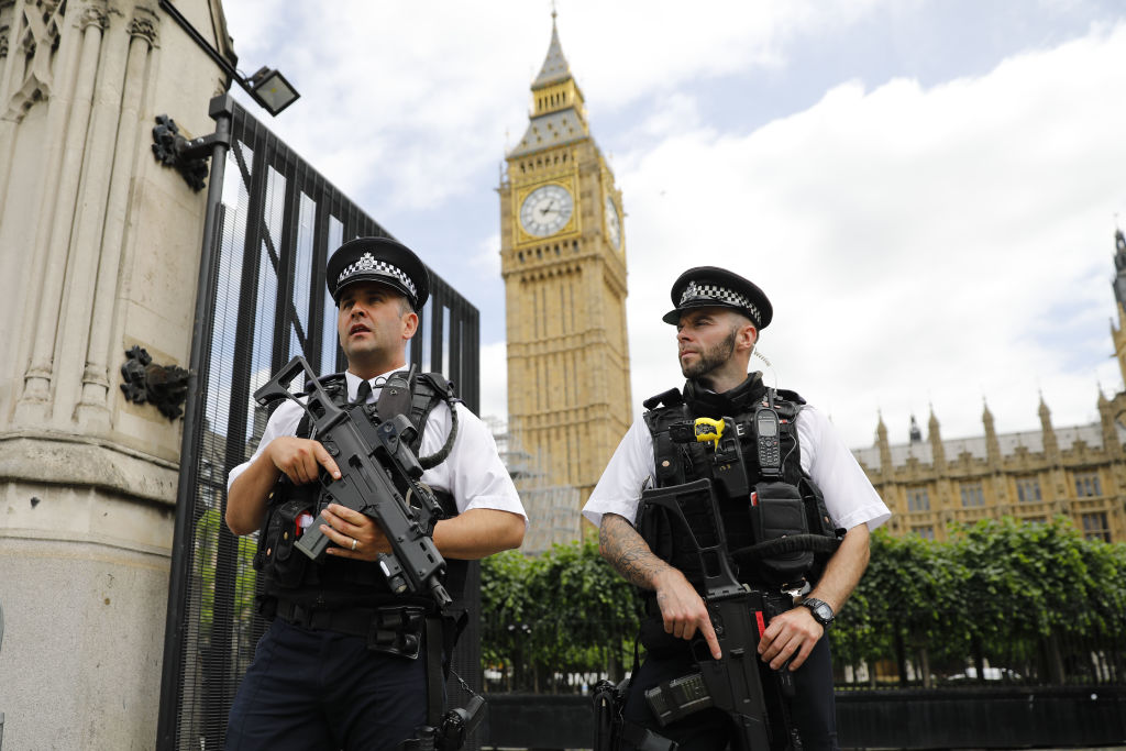 Mann mit Messer vor Parlament in London festgenommen – Anti-Terror-Einheit ermittelt