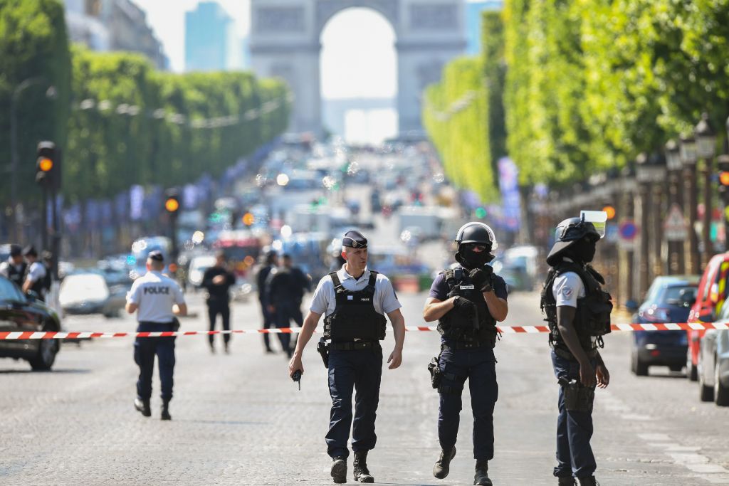 Militanter Islamist attackiert Polizisten auf Pariser Champs-Elysées