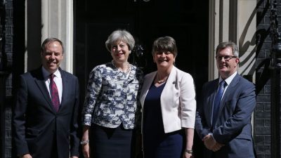 Erzkonservative DUP: May findet neuen Koalitionspartner in Nordirland – Risiken inklusive