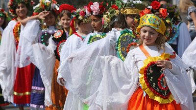 400.000 Menschen bei Straßenumzug des Karnevals der Kulturen in Berlin