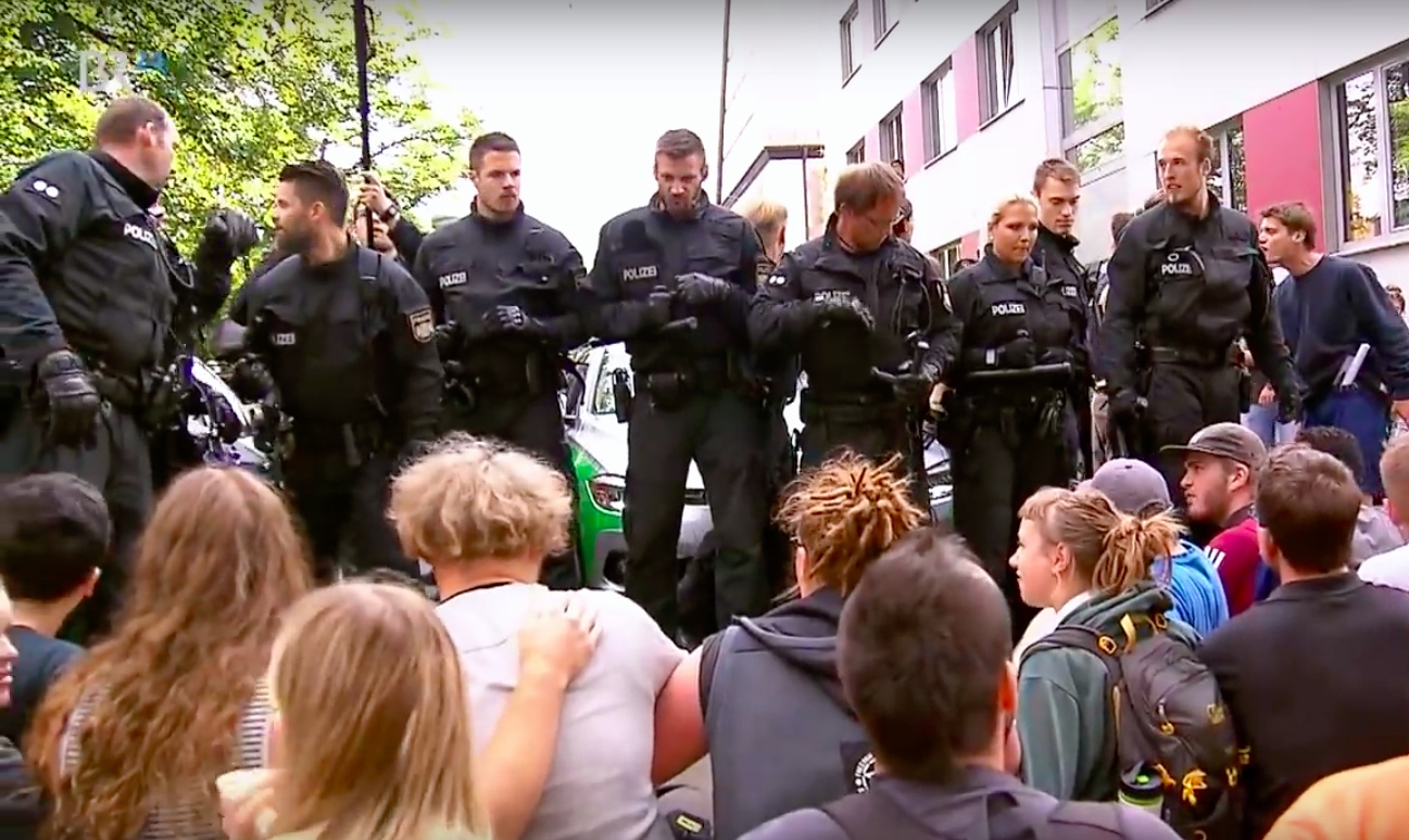 Bayerns Innenminister nach misslungener Abschiebung: „Wenn Linksextremisten die Polizei angreifen, muss sie handeln“