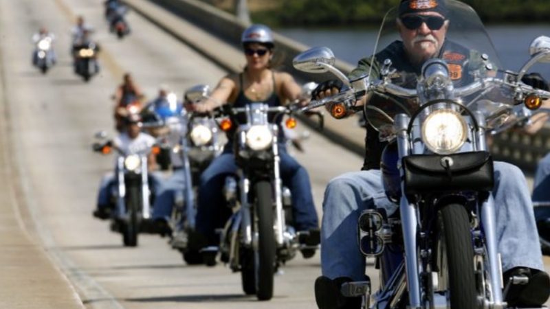 Nach üblem Mobbing: 10-Jähriger wird von Motorrad-Rockern zur Schule gebracht