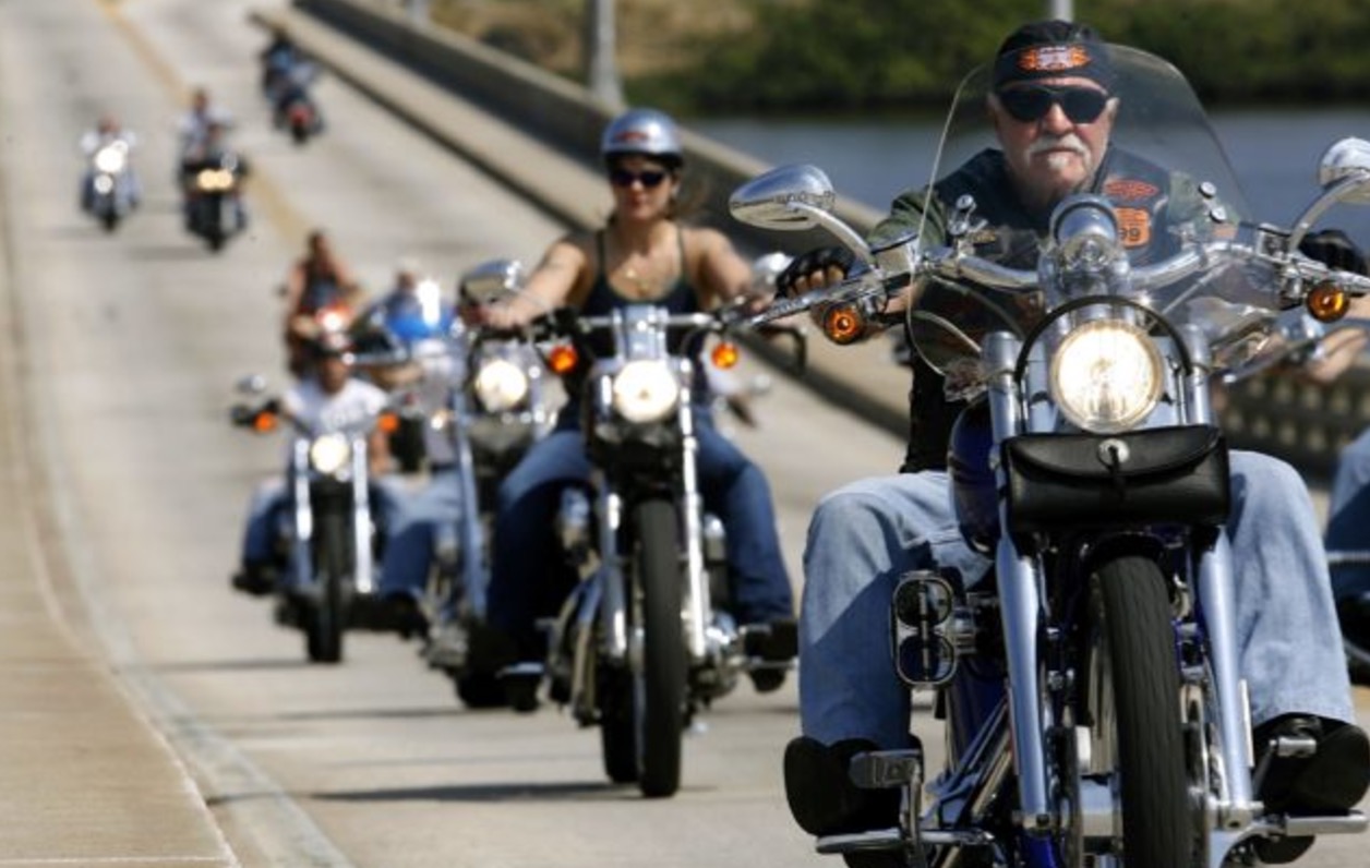 Nach üblem Mobbing: 10-Jähriger wird von Motorrad-Rockern zur Schule gebracht