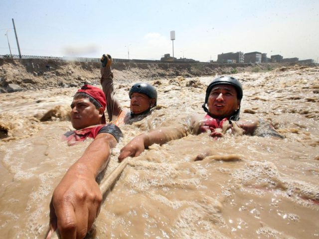 Dramatische Rettungsaktion: Menschen kämpfen in Peru in einem reißenden Fluss um ihr Leben. Als Auslöser für die Fluten gilt das Klimaphänomen El Niño. Foto: El Comercio/GDA via ZUMA Wire/dpa