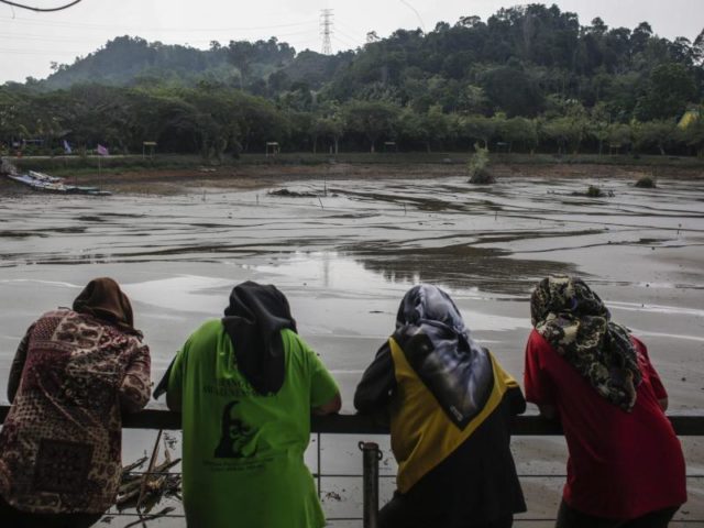 Nur noch Schlamm ist vom See Bukit Merah in Malaysia zu sehen. Das Klimaphänomen El Niño hatte das tropische Land austrocknen lassen. Foto: Fazry Ismail/Archiv/dpa