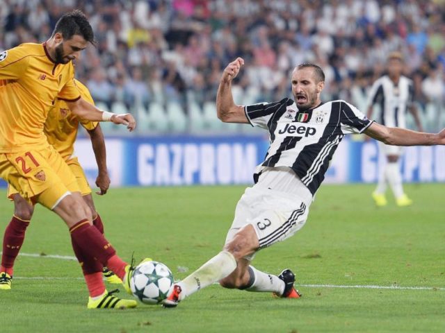 Auch dank Giorgio Chiellini (r) ist die Abwehr von Juventus Turin die beste der diesjährigen Champions-League-Saison. Foto: Alessandro Di Marco/dpa