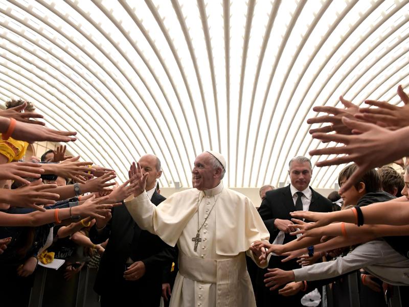 Papst ruft an Weihnachten zu Frieden und Brüderlichkeit in aller Welt auf