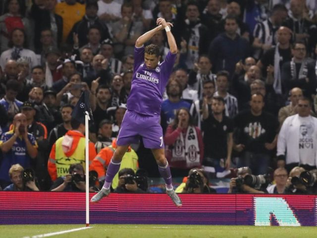 Cristiano Ronaldo jubelt in typischer Manier über seinen Treffer zum 1:0. Foto: Kirsty Wigglesworth/dpa