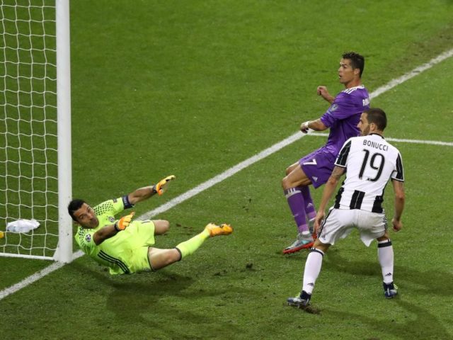 Cristiano Ronaldo trifft aus kurzer Distanz zum 3:1. Foto: Martin Rickett/dpa