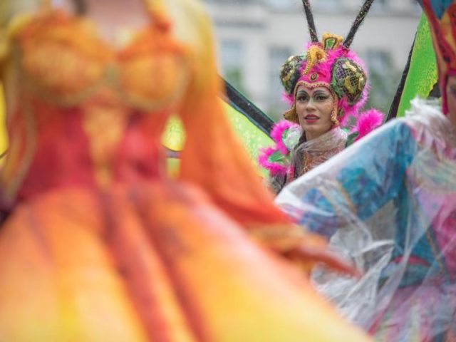 Der Berliner Karneval der Kulturen ist ein farbenprächtiges Spektakel. Foto: Jörg Carstensen/dpa