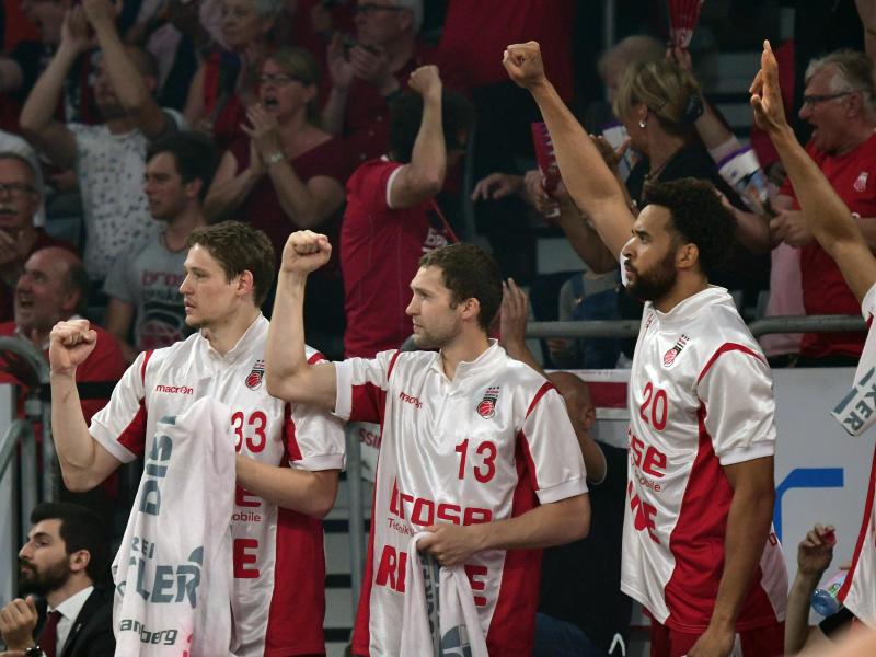 Brose Bamberg deklassiert Oldenburg im ersten Basketball-Finale