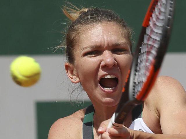 Simona Halep setzt sich im Viertelfinale gegen Jelena Switolina durch. Foto: David Vincent/dpa