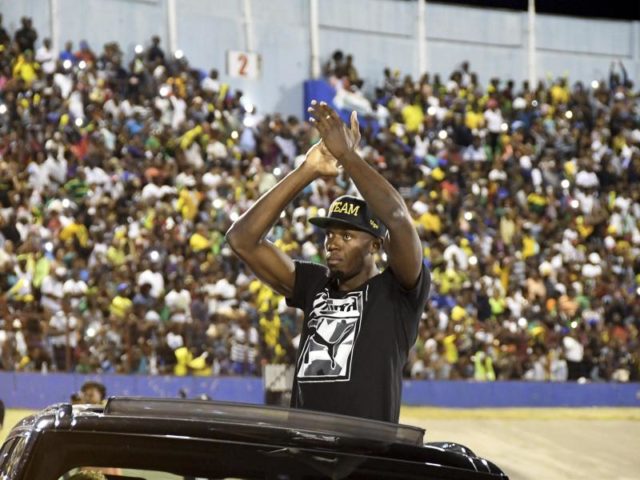 Usain Bolt verabschiedet sich im Nationalstadion von Kingston von seinen Fans. Foto: Bryan Cummings/dpa