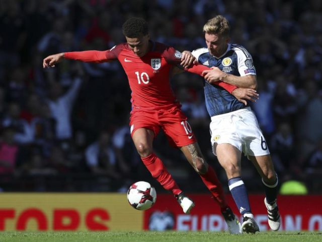 Der Engländer Dele Alli (l) kämpft mit Schottlands James Morrison um den Ball. Foto: Scott Heppell/dpa