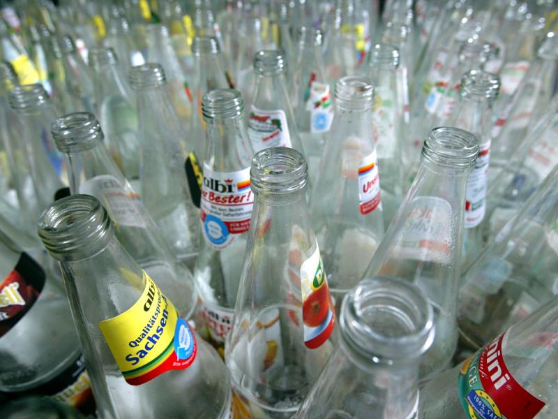Einweg gegen Mehrweg: Ärger um die Wegwerf-Flaschen