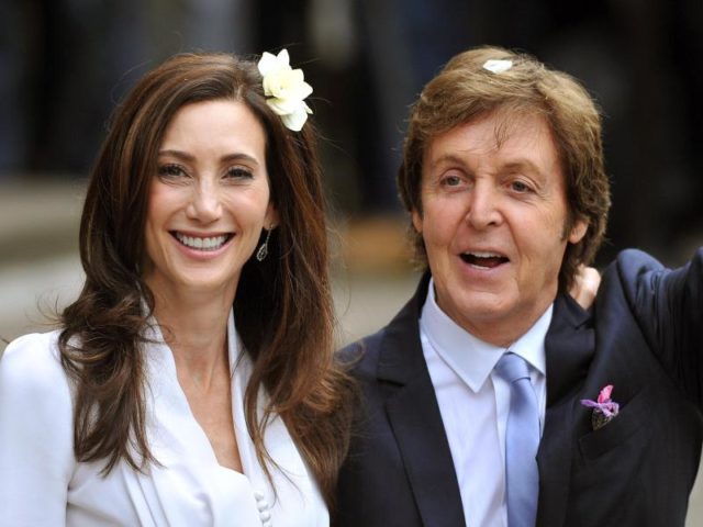 Sir Paul McCartney und Nancy Shevell heiraten am 9. Oktober 2011 in London. Foto: John Stilwell/dpa