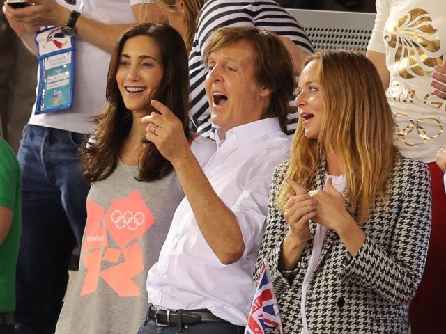 Paul McCartney mit seiner Frau Nancy (l) und seiner Tochter Stella bei den Olympischen Spielen in London. Foto:  Christian Charisius/dpa