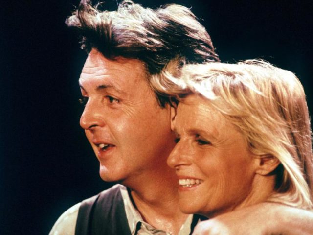 Paul McCartney und seine damalige Frau Linda im Jahr 1989 in London. Foto: Tim Brakemeier/dpa