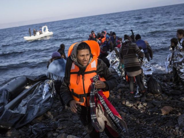 Eine Afghanin verlässt im Norden der griechischen Mittelmeerinsel Lesbos ein kaum seetüchtiges Schlauchboot. Foto: Socrates Baltagiannis/Archiv/dpa