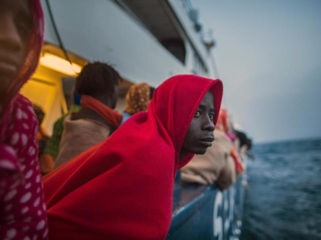 Gerettete afrikanische Migranten schauen von einem Rettungsschiff der spanischen Hilfsorganisation Proactiva Open Arms auf das Mittelmeer. Foto: MINDS Global Spotlight/Santi Palacios/Archiv/dpa
