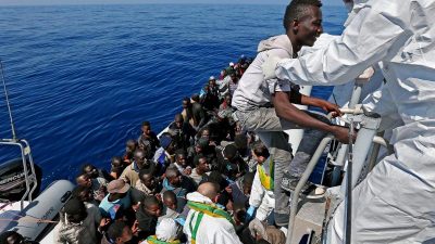 Libysche Küstenwache gegen NGO-Schiffe: Seeschlacht um Flüchtlinge