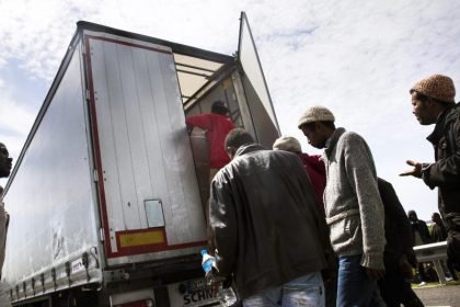 Polizei in NRW entdeckt zwölf Menschen mit afrikanischen Wurzeln in Lkw-Anhänger