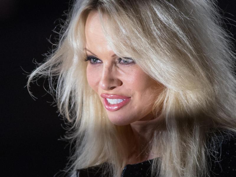 Notre-Dame statt Kinder? Ex-„Baywatch“-Star Pamela Anderson sorgt bei Spendengala für Aufregung