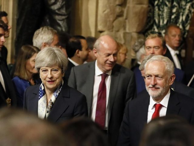 Auftakt zur neuen Sitzungsperiode des britischen Parlaments mit Ministerpräsidentin Theresa May (M.) und Labour-Chef Jeremy Corbyn. Foto: Kirsty Wigglesworth/dpa
