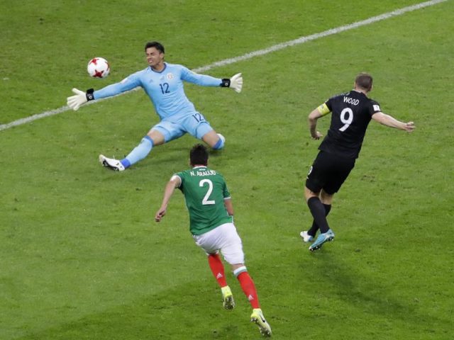 Chris Wood (r) trifft zum 1:0 für Neuseeland gegen Mexiko. Foto: Sergei Grits/dpa