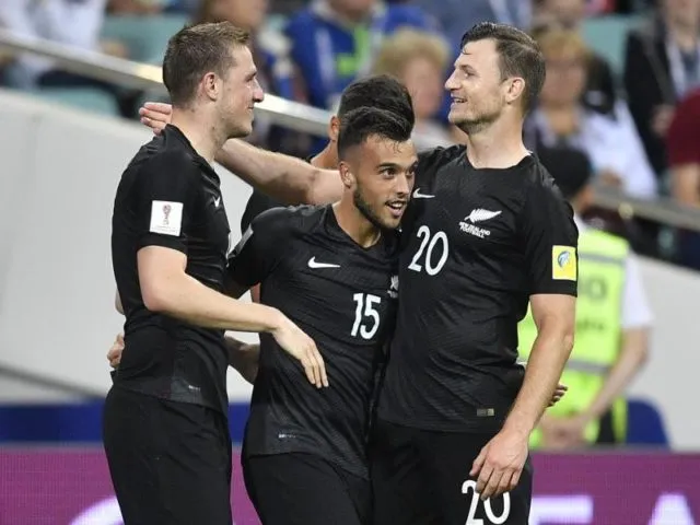 Die Neuseeländer feiern die 1:0-Führung. Foto: Martin Meissner/dpa