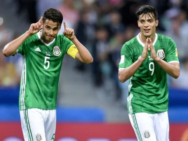 Mexikos Raul Jimenez (r) jubelt mit Teamkollege Diego Reyes über seinen Treffer zum 1:1. Foto: Martin Meissner/dpa