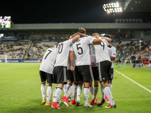 Die deutschen Spieler feiern den Treffer zur 1:0-Führung. Foto: Jan Woitas/dpa