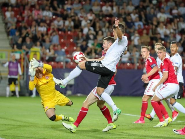 Dänemarks Torwart Jeppe Höjbjerg (l) kann einen Ball von Marc-Oliver Kempf abwehren. Foto: Jan Woitas/dpa