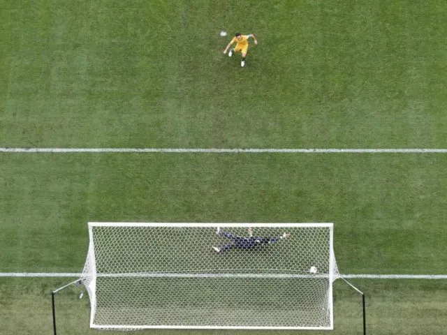 Australiens Mark Milligan (oben) trifft per Elfmeter gegen Kameruns Torwart Fabrice Ondoa zum 1:1. Foto: Ivan Sekretarev/dpa