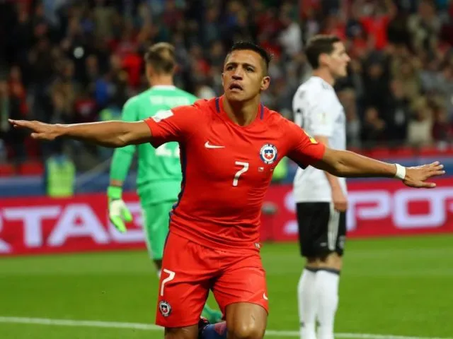 Alexis Sanchez bejubelt sein Tor zur 1:0-Führung für Chile. Foto: Christian Charisius/dpa