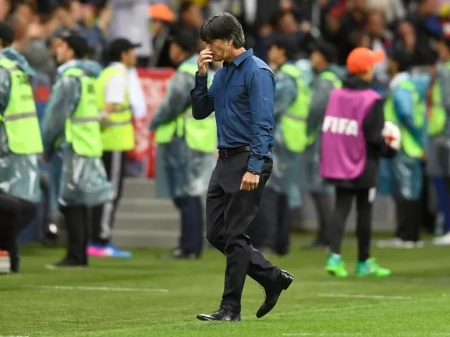 Bundestrainer Joachim Löw reagiert am Spielfeldrand auf den 0:1-Rückstand. Foto: Marius Becker/dpa