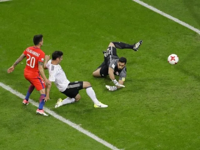 Lars Stindl (M) kann mit seinem Treffer zum 1:1 für Deutschland ausgleichen. Foto: Sergei Grits/dpa