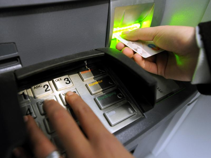 Fehler bei Wartungsarbeiten: Commerzbank-Geldkarten gestört