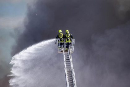 Brandgeruch aus Meck-Pomm zieht bis nach Sachsen – Militärische Altlasten erschweren Brandbekämpfung